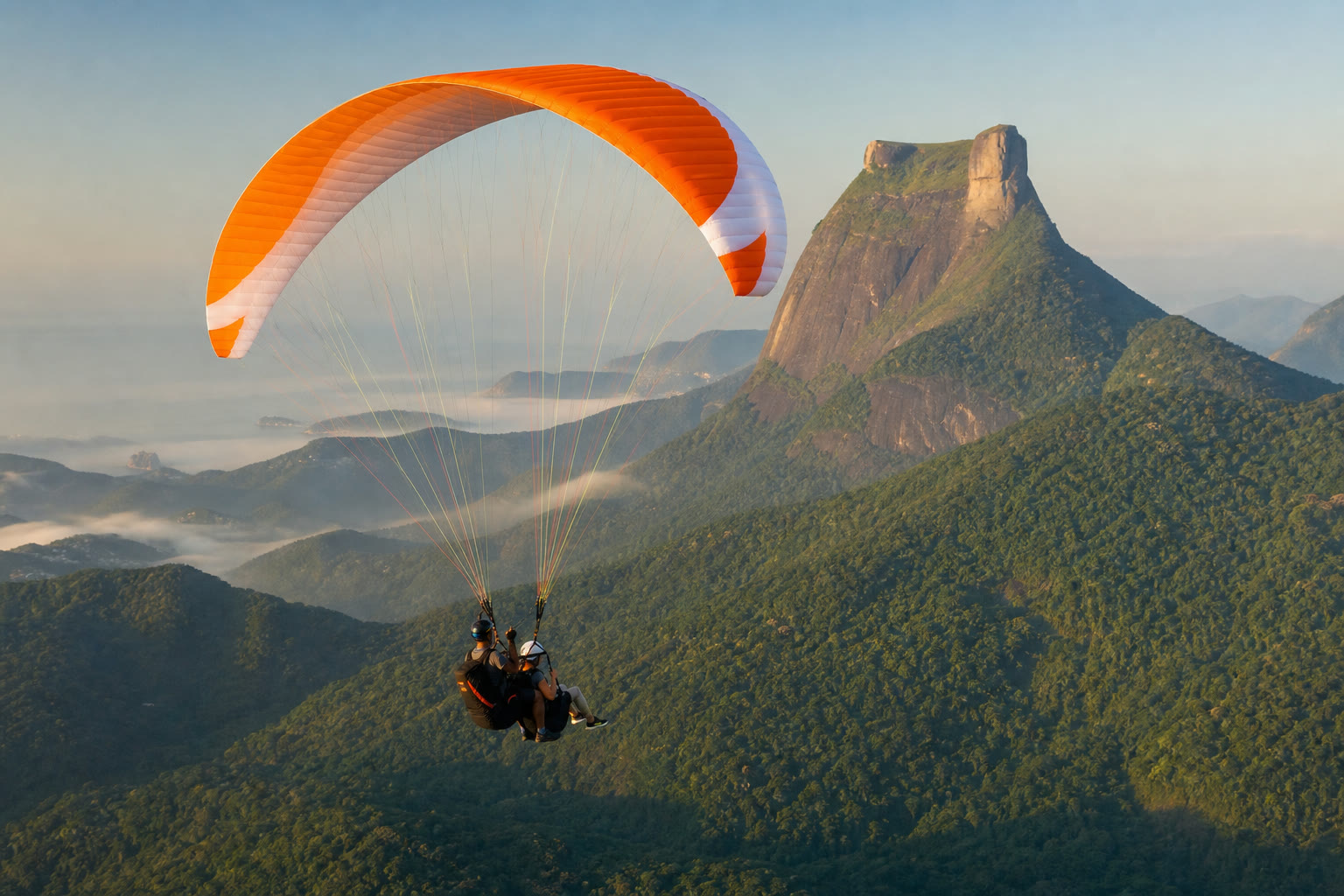 Voo duplo planando sobre a serra